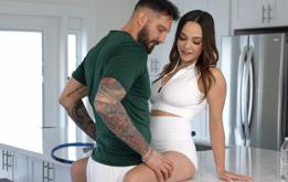 Se puso calzas blancas para jugar al tenis y lo hizo excitar