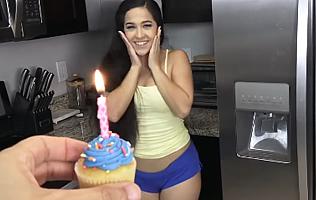 Desvirgada en su cumpleaños